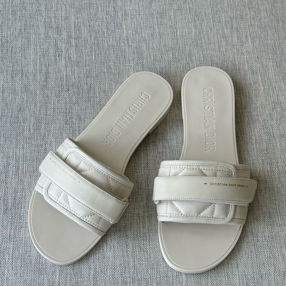 NEW DIOR DIO(R)EVOLUTION white Quilted Cannage Calfskin slide sandals. Size 39